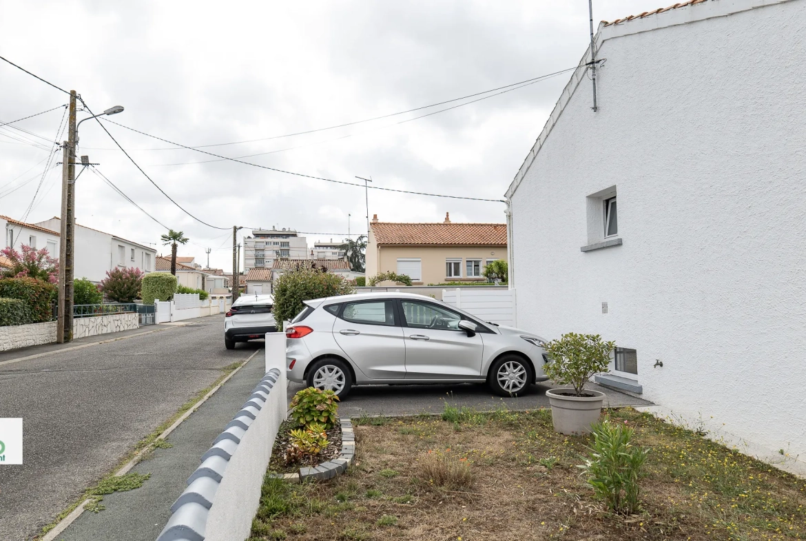Maison à Luçon avec sous-sol complet, 4 chambres, terrain clos, prêt à emménager 
