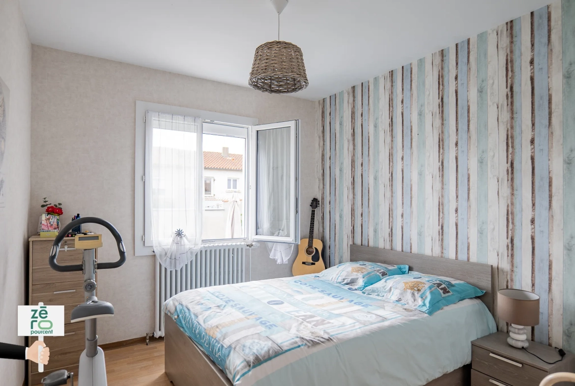 Maison à Luçon avec sous-sol complet, 4 chambres, terrain clos, prêt à emménager 