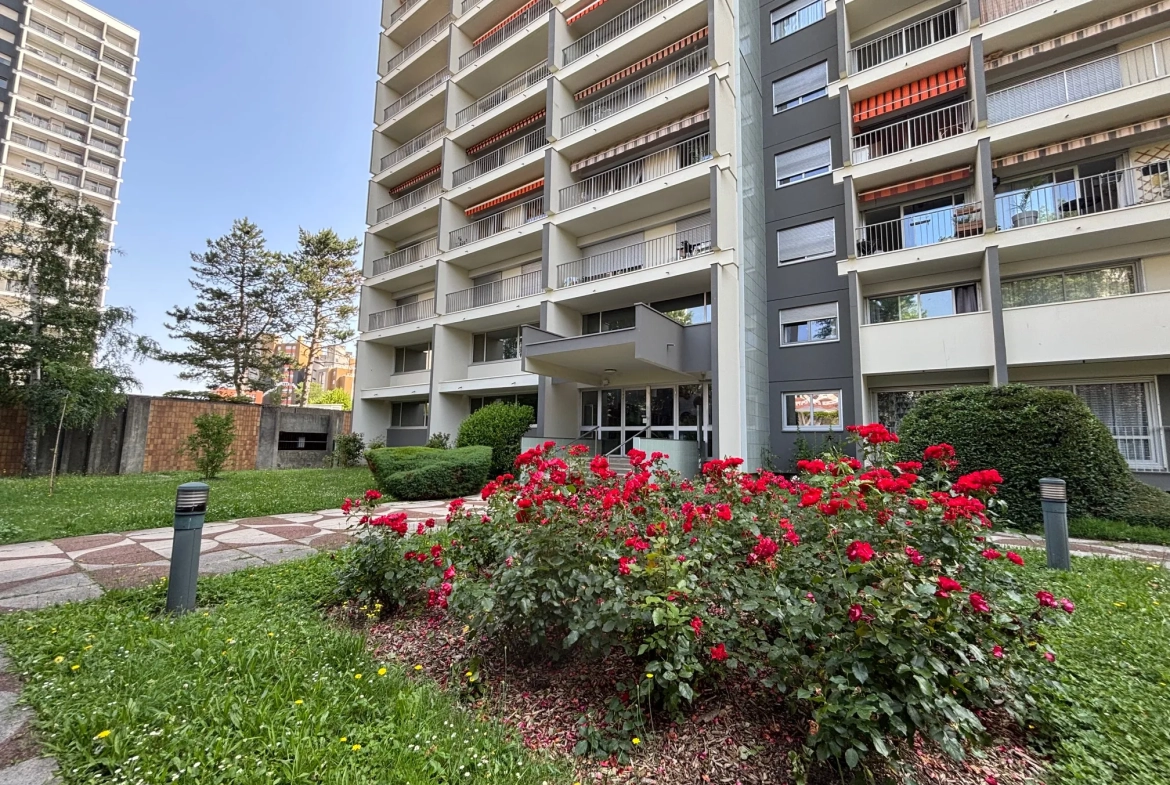 Appartement F5 lumineux avec 4 balcons à Saint-Étienne Bergson 