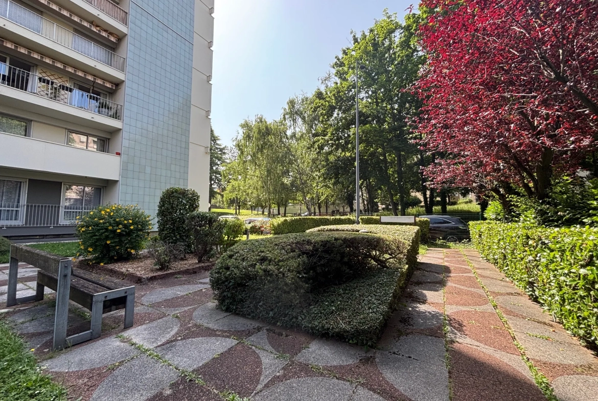 Appartement F5 lumineux avec 4 balcons à Saint-Étienne Bergson 
