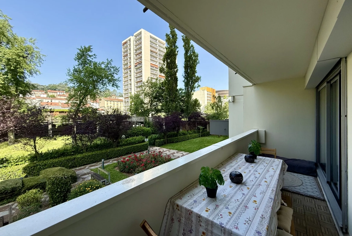 Appartement F5 lumineux avec 4 balcons à Saint-Étienne Bergson 