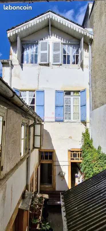 Grande maison de ville de 219m² à Bagneres de Bigorre avec potentiel de rénovation 