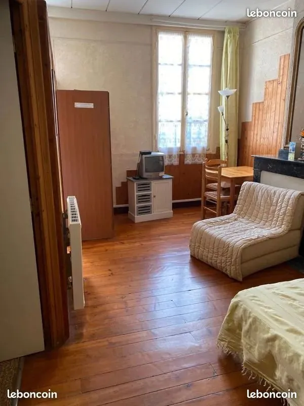 Grande maison de ville de 219m² à Bagneres de Bigorre avec potentiel de rénovation 