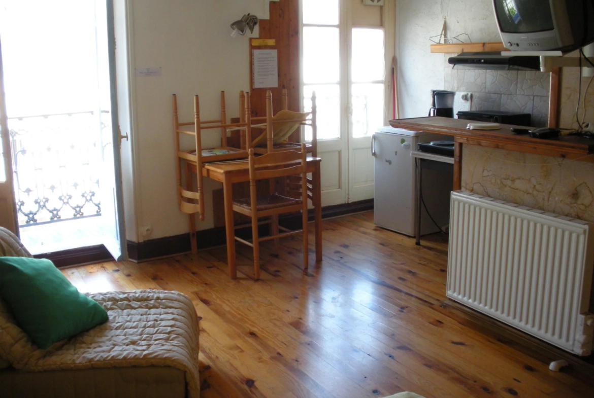 Grande maison de ville de 219m² à Bagneres de Bigorre avec potentiel de rénovation 