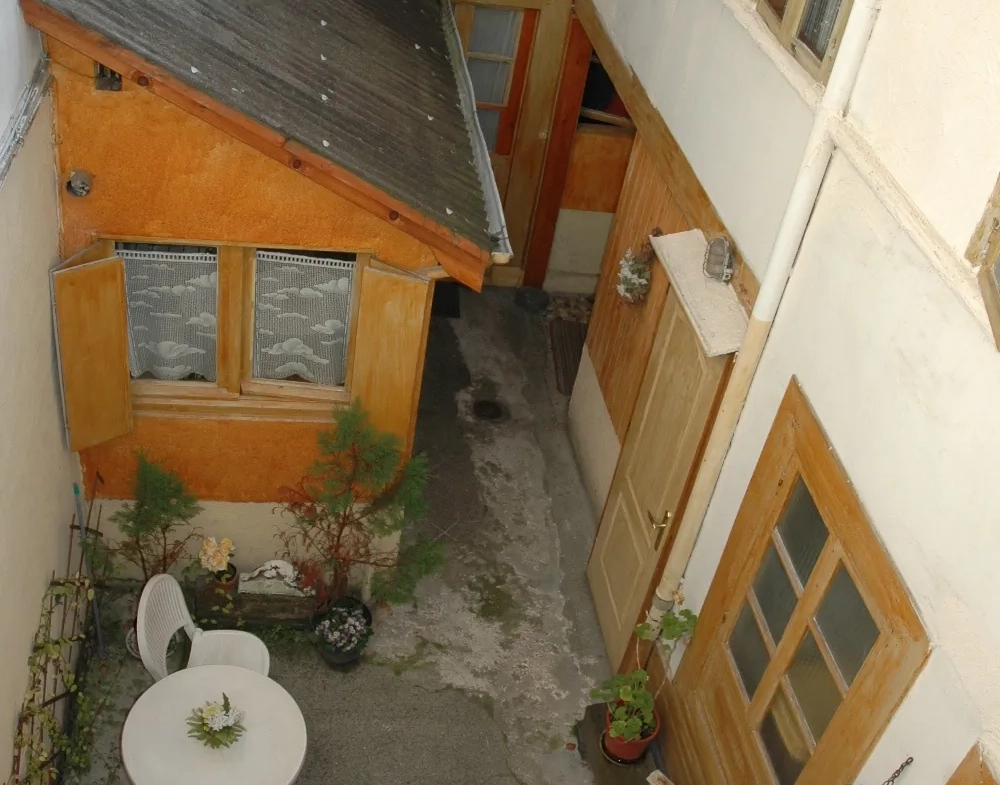 Grande maison de ville de 219m² à Bagneres de Bigorre avec potentiel de rénovation 