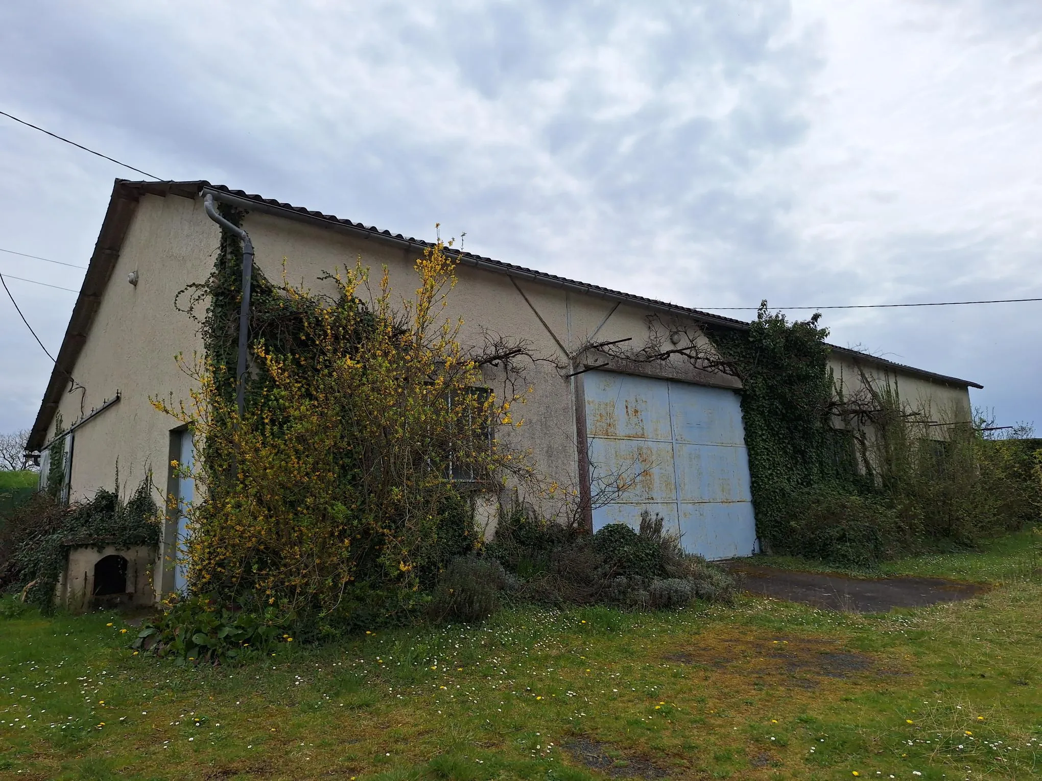 Belle maison familiale de 170 m² avec piscine et grand hangar à Bourdeilles 