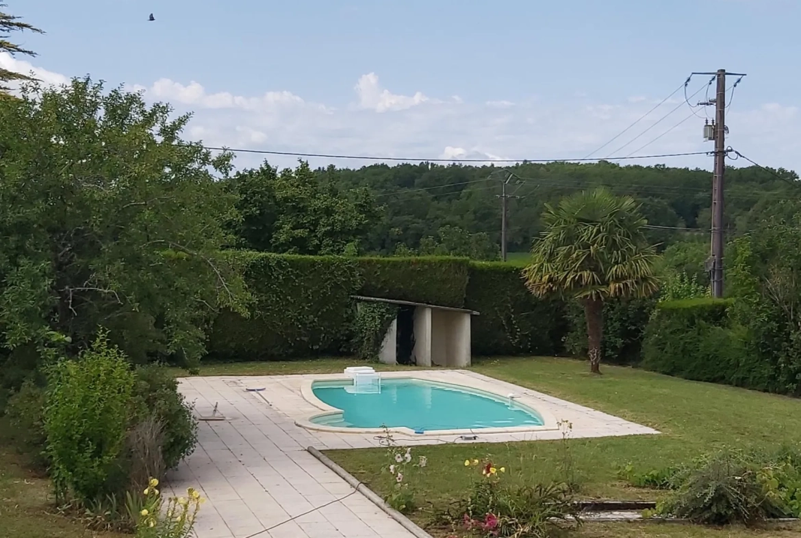 Belle maison familiale de 170 m² avec piscine et grand hangar à Bourdeilles 