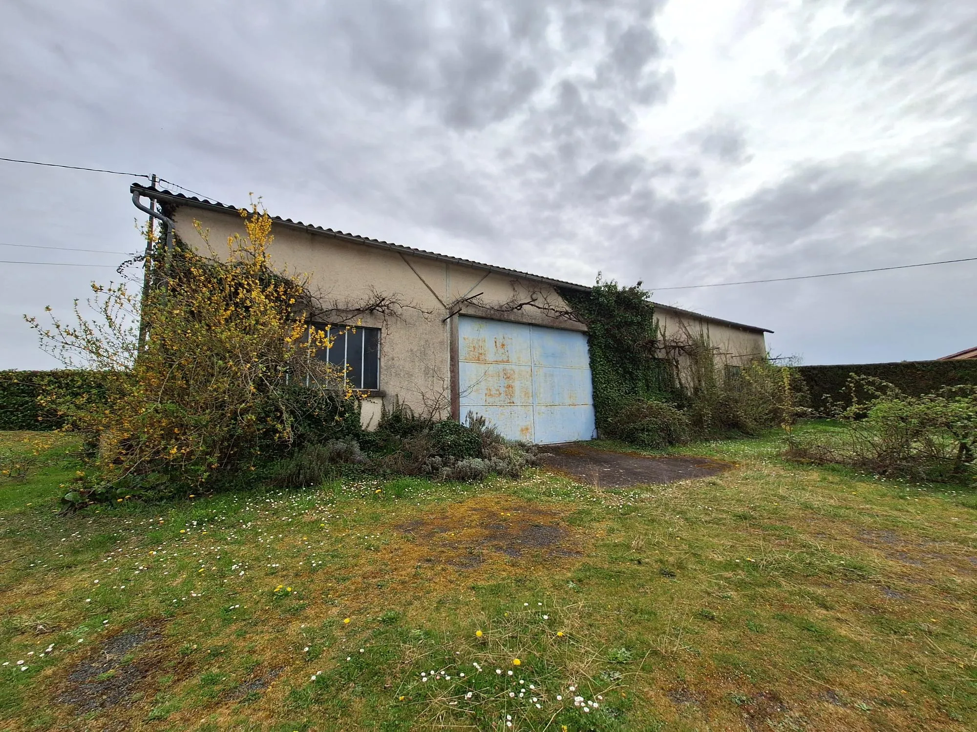Belle maison familiale de 170 m² avec piscine et grand hangar à Bourdeilles 