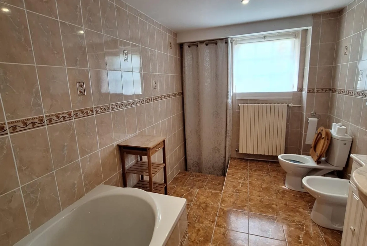 Belle maison familiale de 170 m² avec piscine et grand hangar à Bourdeilles 