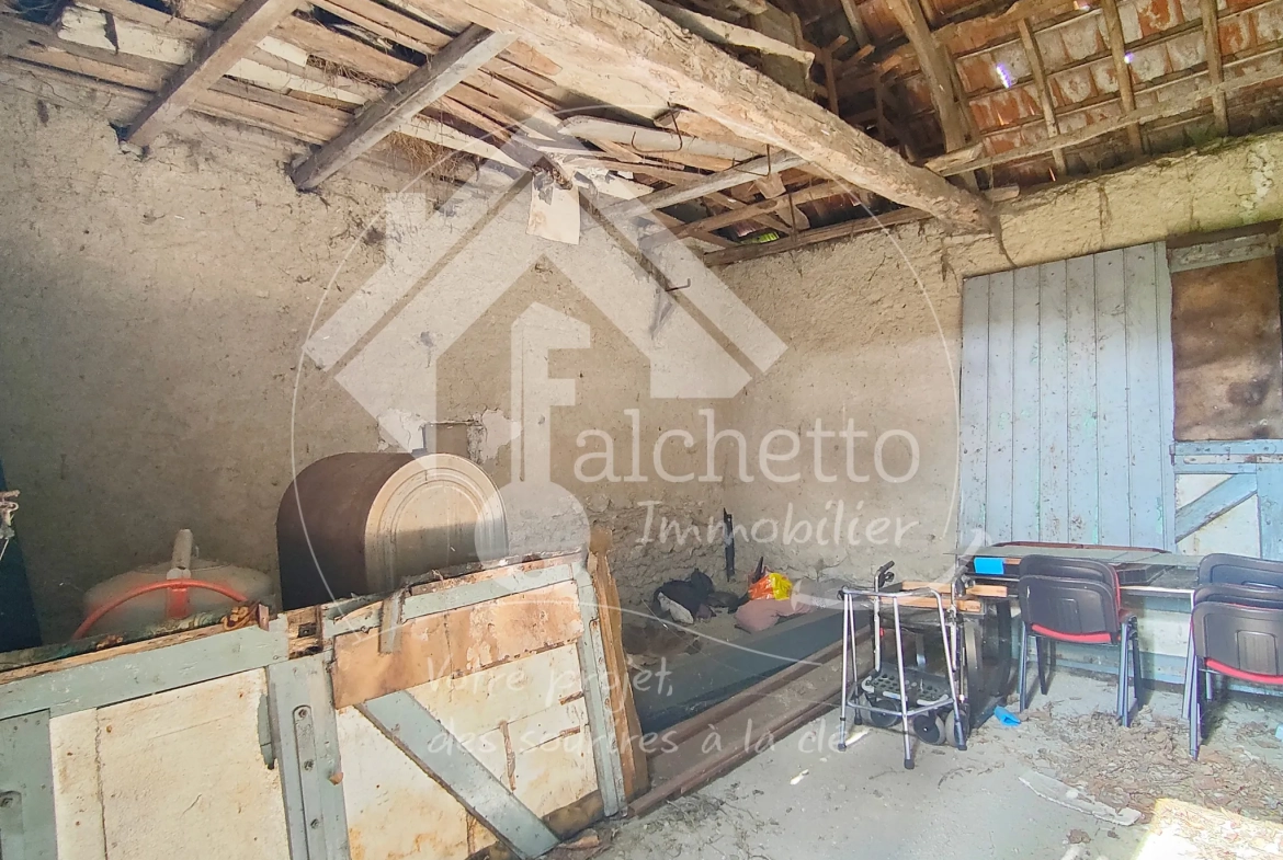 Grange à vendre avec terrain constructible à Saint Gérand-le-Puy 