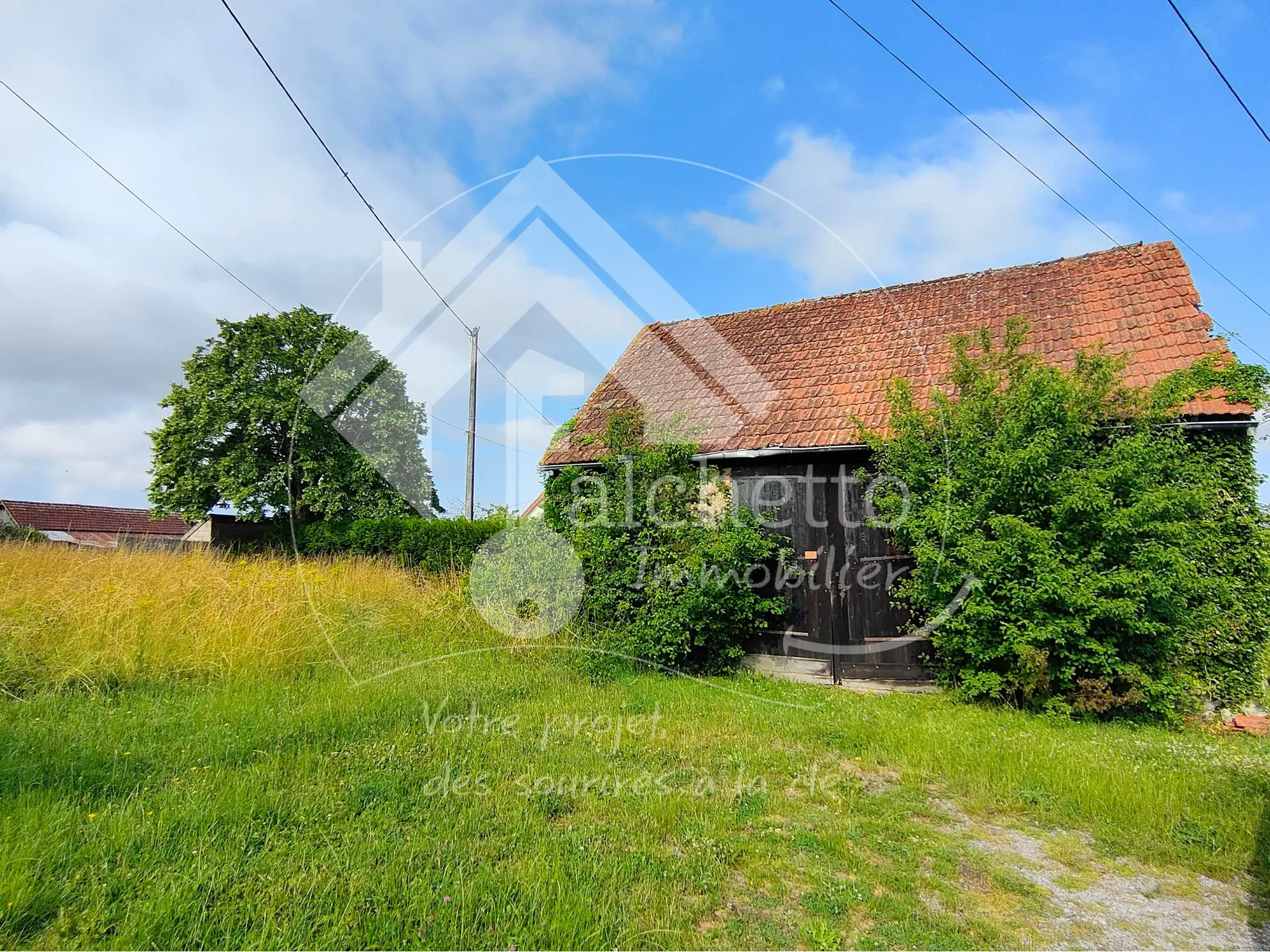 Grange à vendre avec terrain constructible à Saint Gérand-le-Puy 