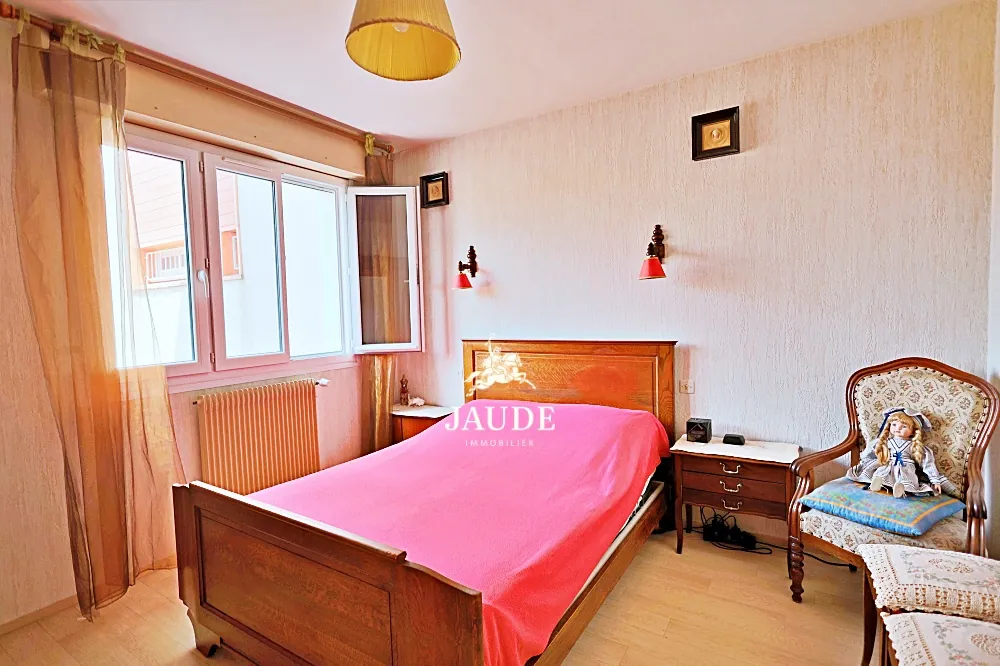 Appartement T6 à vendre à Beaumont avec parking et cave – Spacieux et à rafraîchir 