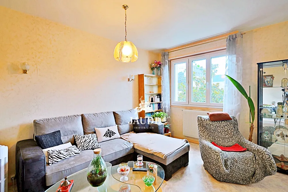 Appartement T6 à vendre à Beaumont avec parking et cave – Spacieux et à rafraîchir 