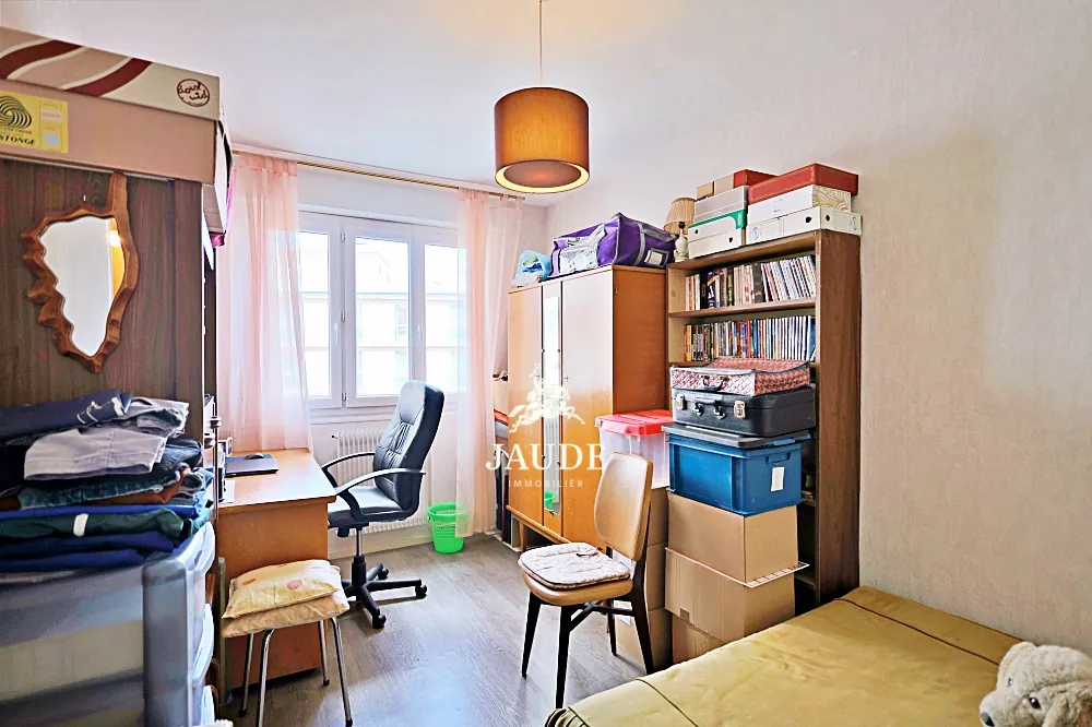 Appartement T6 à vendre à Beaumont avec parking et cave – Spacieux et à rafraîchir 