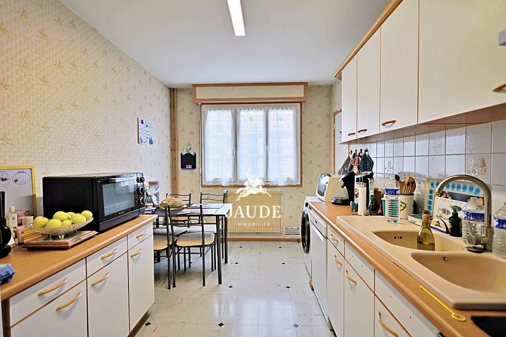 Appartement T6 à vendre à Beaumont avec parking et cave – Spacieux et à rafraîchir 