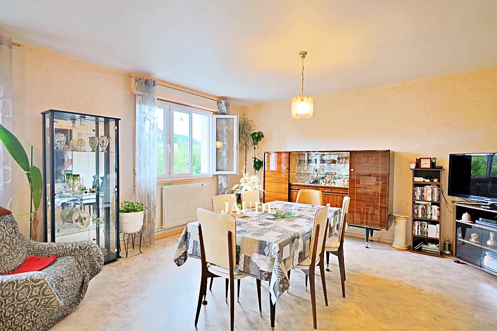 Appartement T6 à vendre à Beaumont avec parking et cave – Spacieux et à rafraîchir 