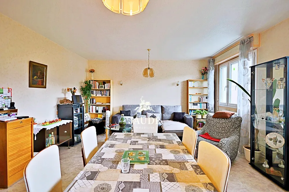 Appartement T6 à vendre à Beaumont avec parking et cave – Spacieux et à rafraîchir 
