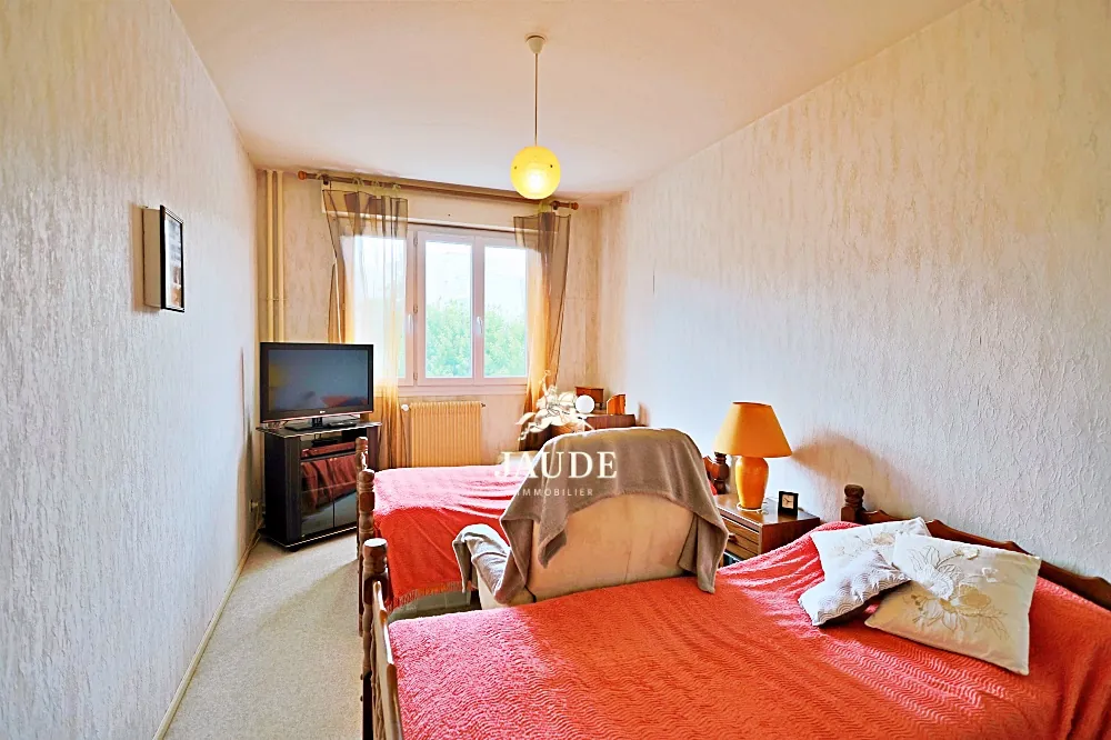 Appartement T6 à vendre à Beaumont avec parking et cave – Spacieux et à rafraîchir 