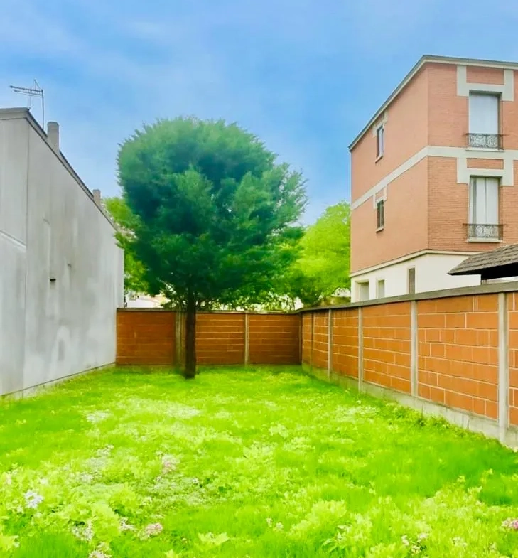 Terrain constructible à Saint-Cloud de 140 m² avec permis en 2025 