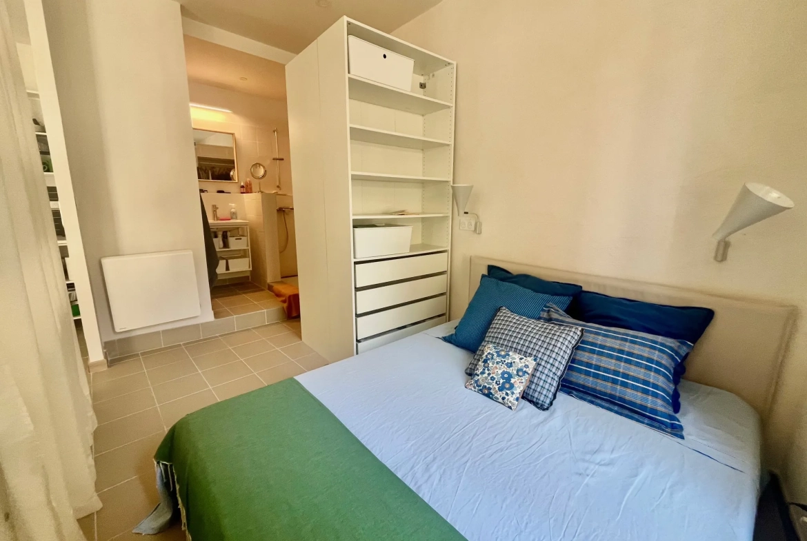 Appartement de type 2 avec terrasse à Nîmes, style loft, rénové et proche commodités 