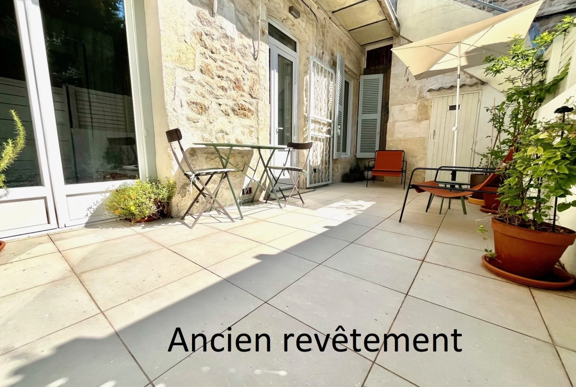 Appartement de type 2 avec terrasse à Nîmes, style loft, rénové et proche commodités 