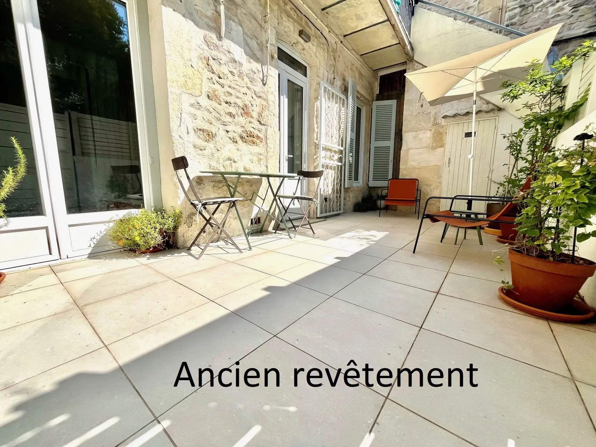 Appartement de type 2 avec terrasse à Nîmes, style loft, rénové et proche commodités 