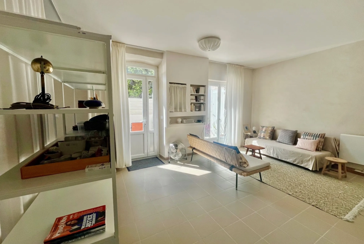 Appartement de type 2 avec terrasse à Nîmes, style loft, rénové et proche commodités 