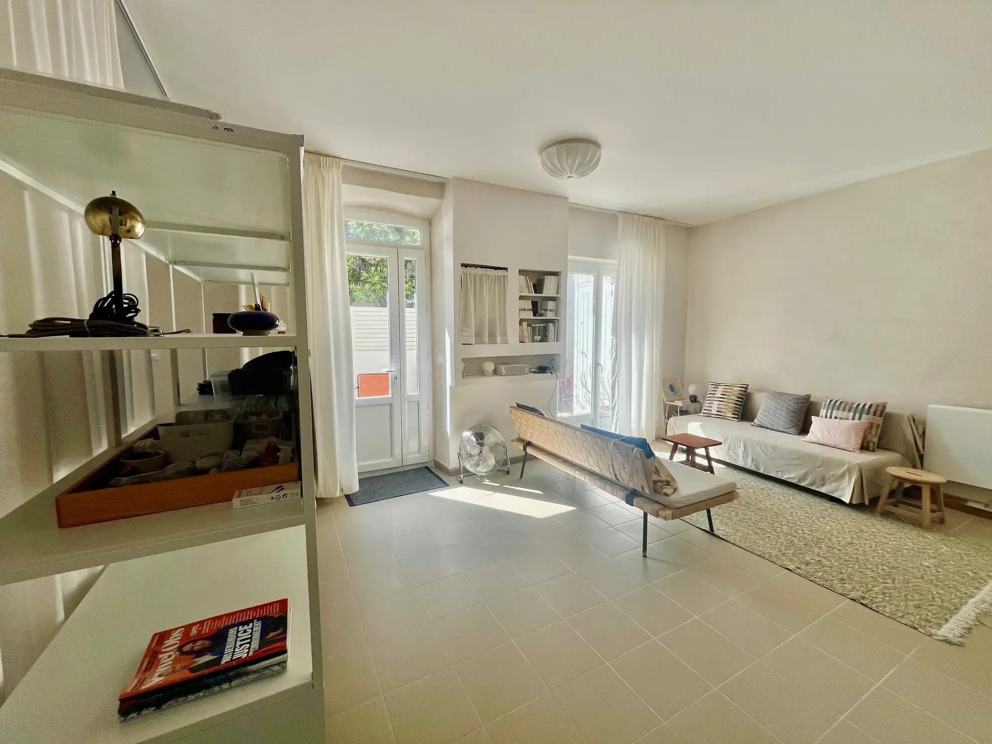 Appartement de type 2 avec terrasse à Nîmes, style loft, rénové et proche commodités 