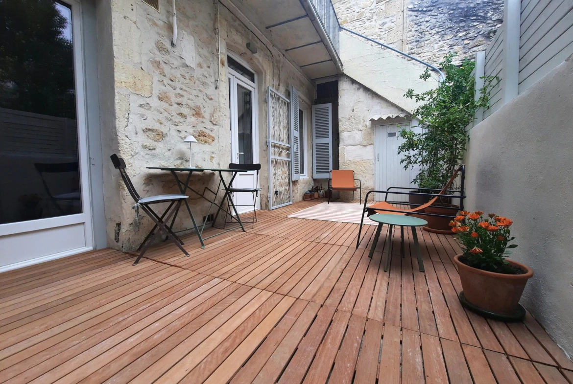 Appartement de type 2 avec terrasse à Nîmes, style loft, rénové et proche commodités 
