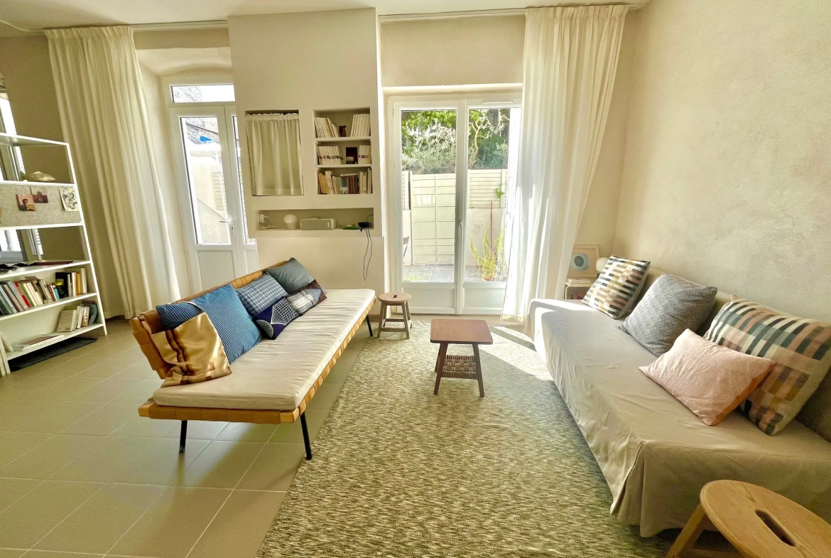 Appartement de type 2 avec terrasse à Nîmes, style loft, rénové et proche commodités 