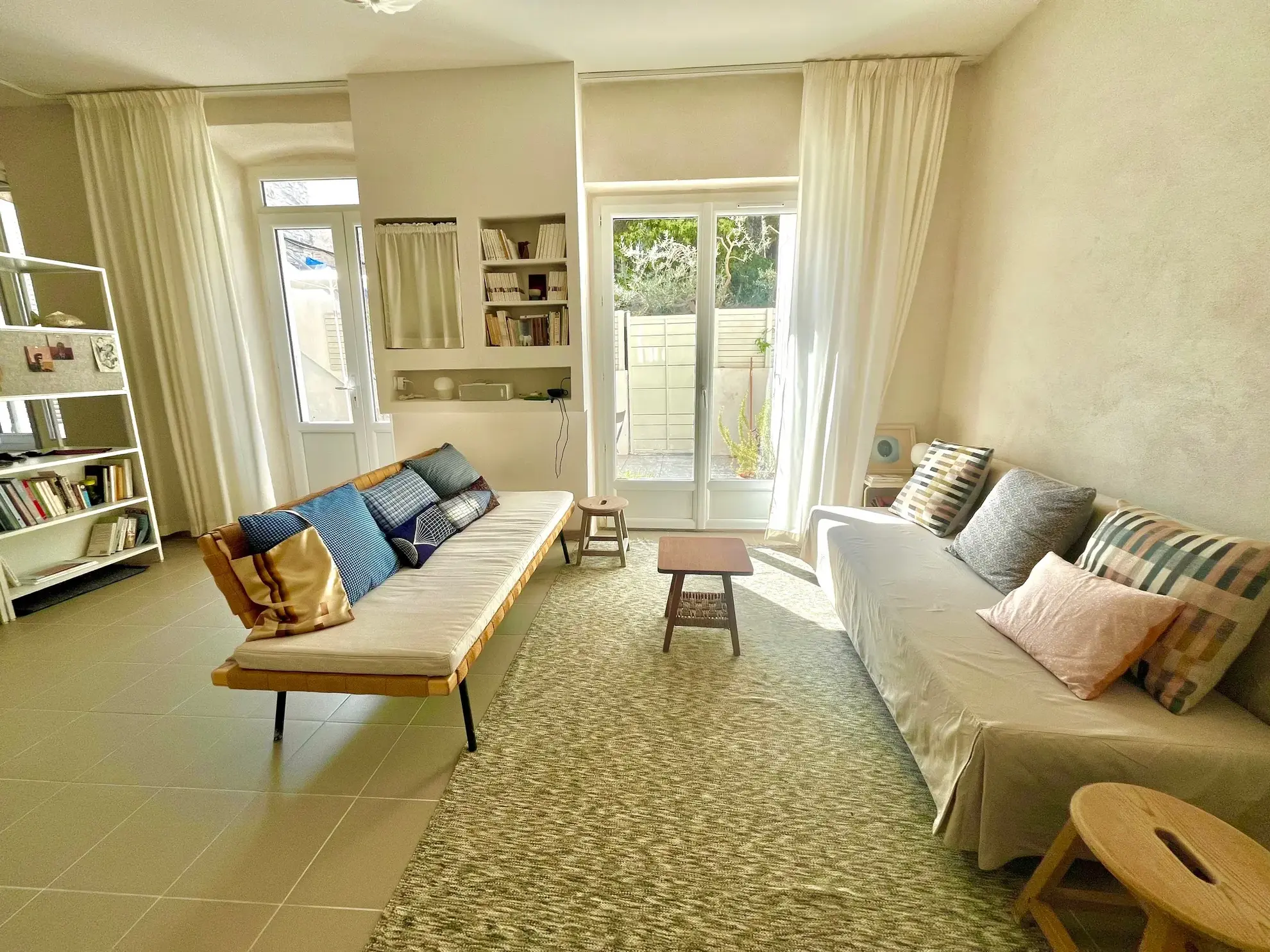 Appartement de type 2 avec terrasse à Nîmes, style loft, rénové et proche commodités 