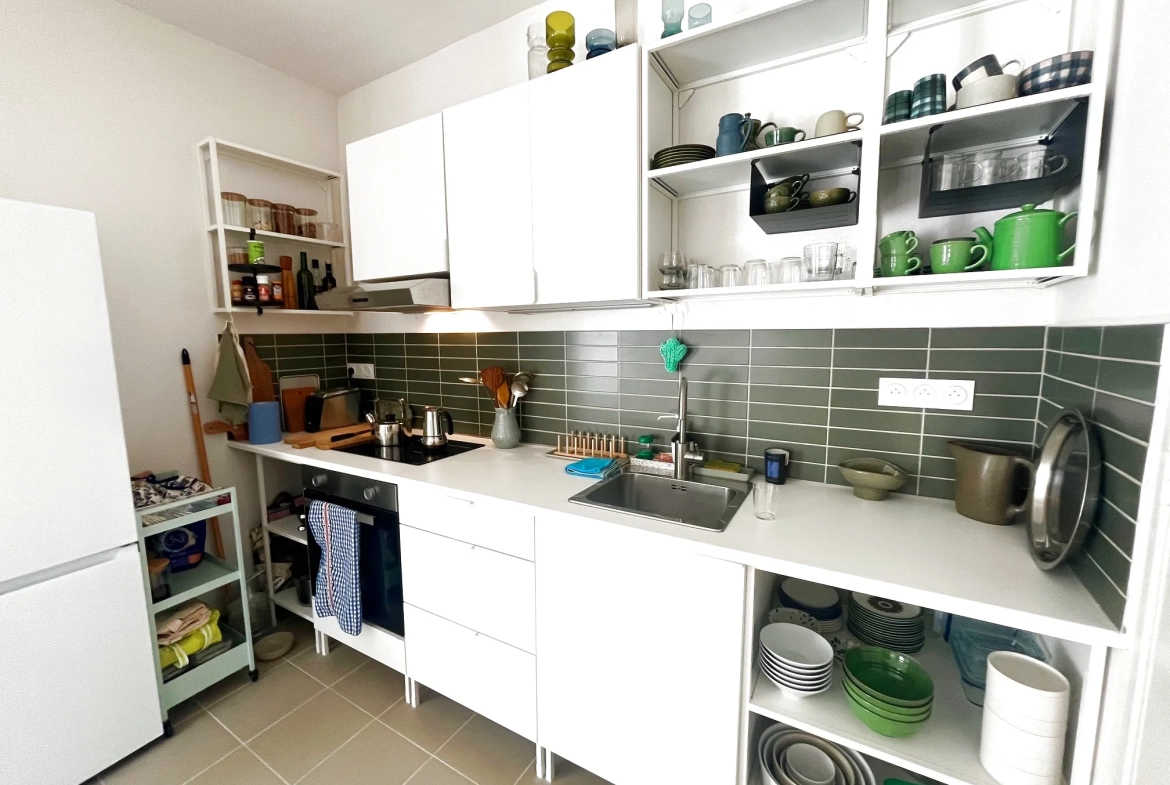 Appartement de type 2 avec terrasse à Nîmes, style loft, rénové et proche commodités 
