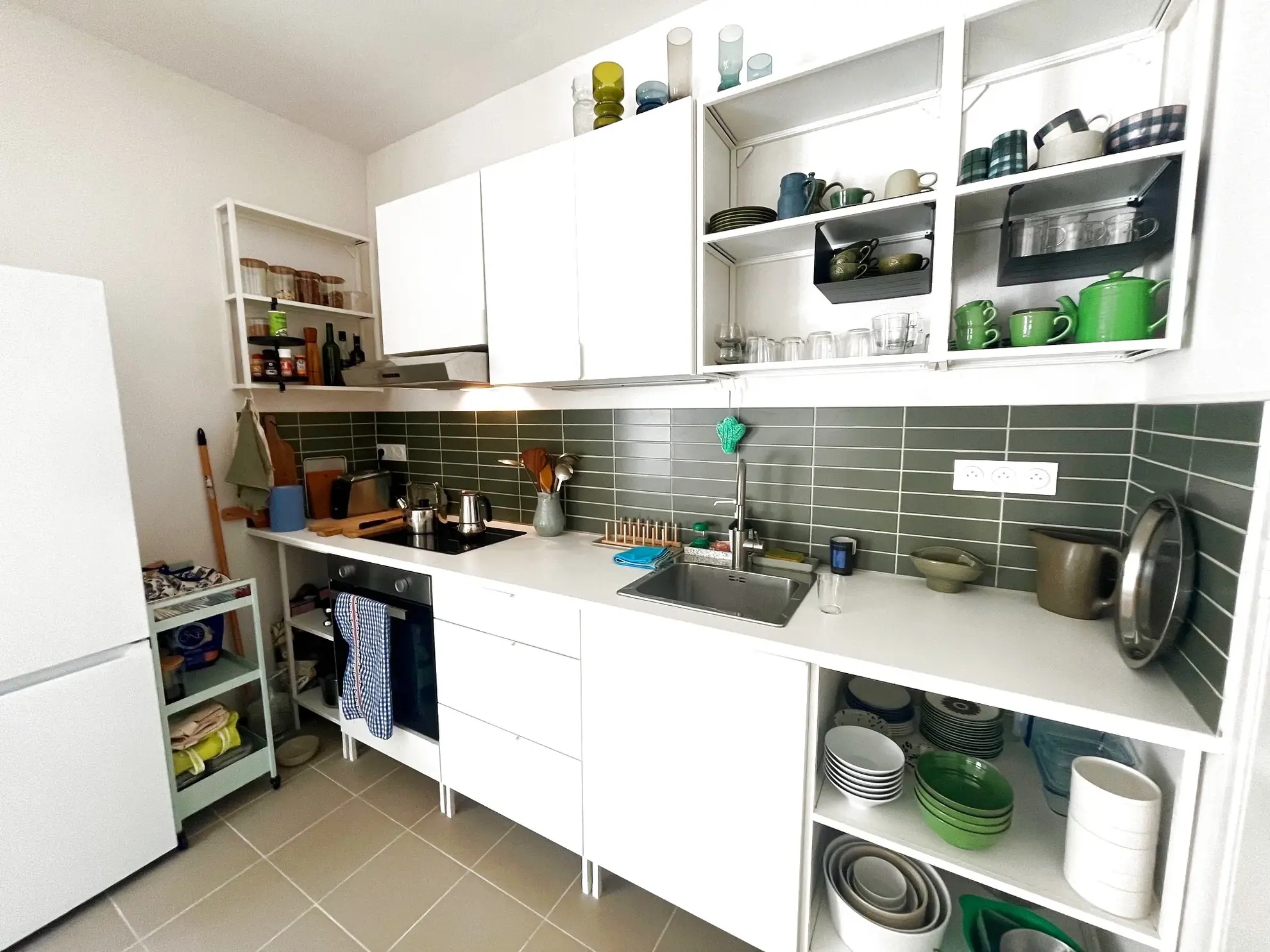 Appartement de type 2 avec terrasse à Nîmes, style loft, rénové et proche commodités 