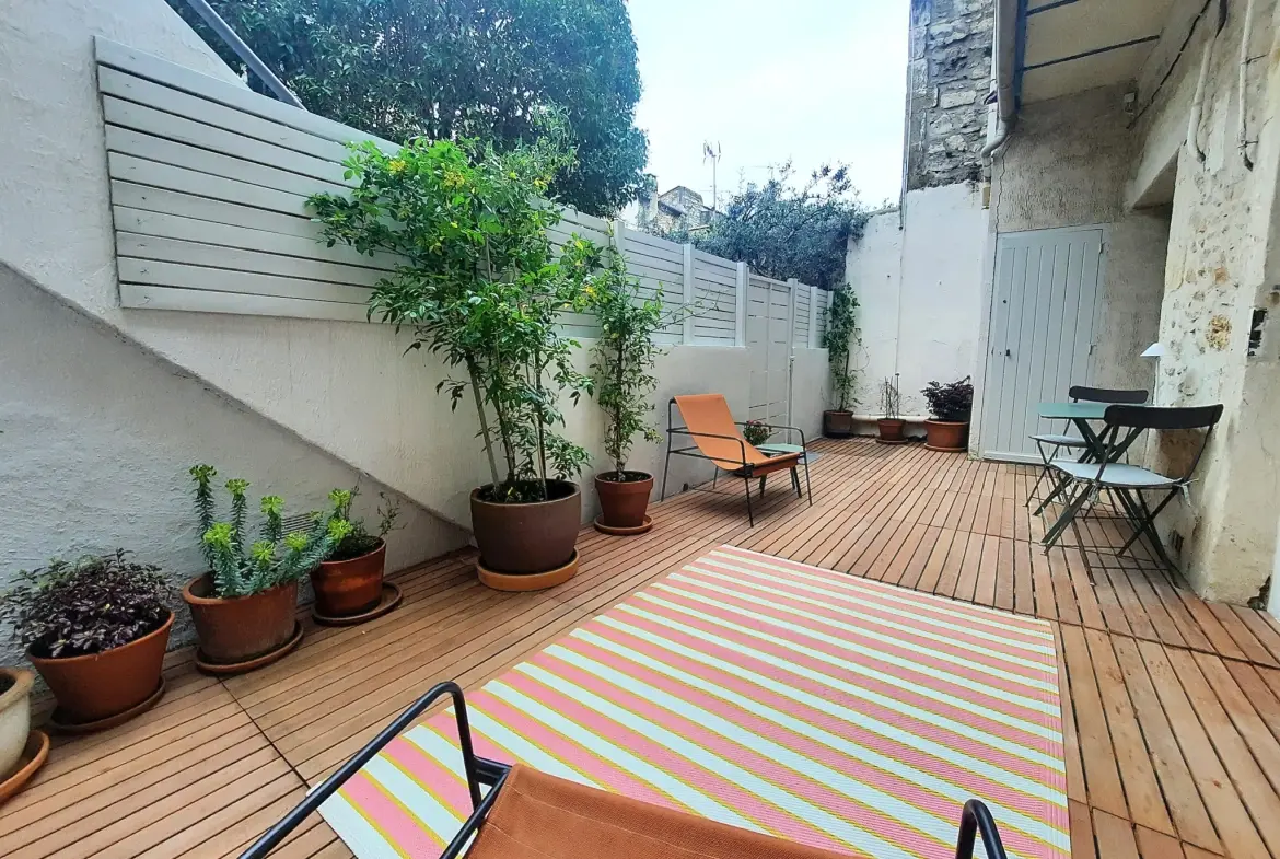 Appartement de type 2 avec terrasse à Nîmes, style loft, rénové et proche commodités 