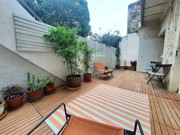 Appartement de type 2 avec terrasse à Nîmes, style loft, rénové et proche commodités