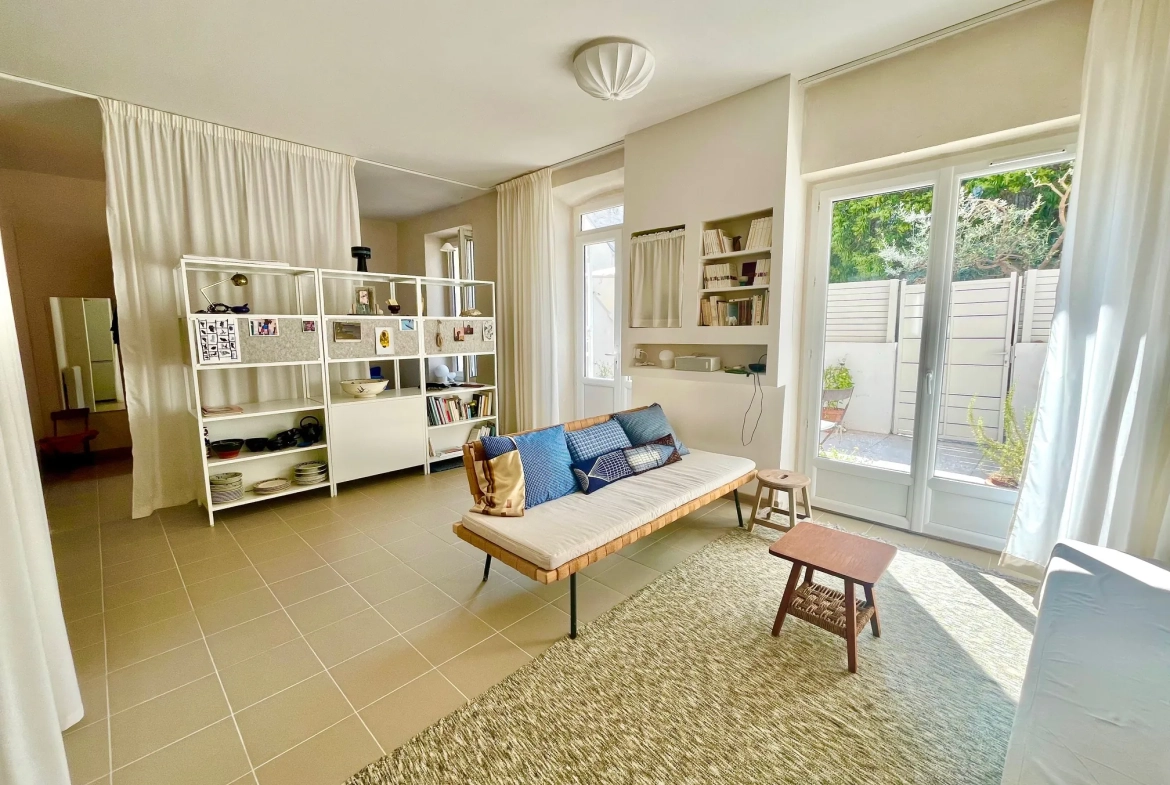 Appartement de type 2 avec terrasse à Nîmes, style loft, rénové et proche commodités 