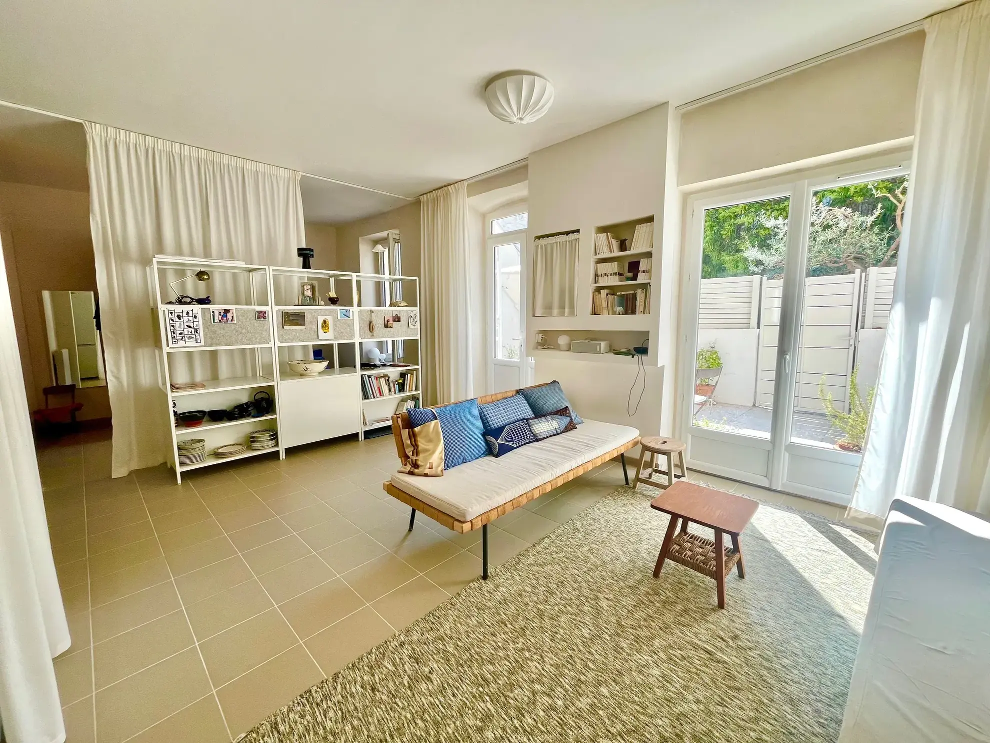Appartement de type 2 avec terrasse à Nîmes, style loft, rénové et proche commodités 