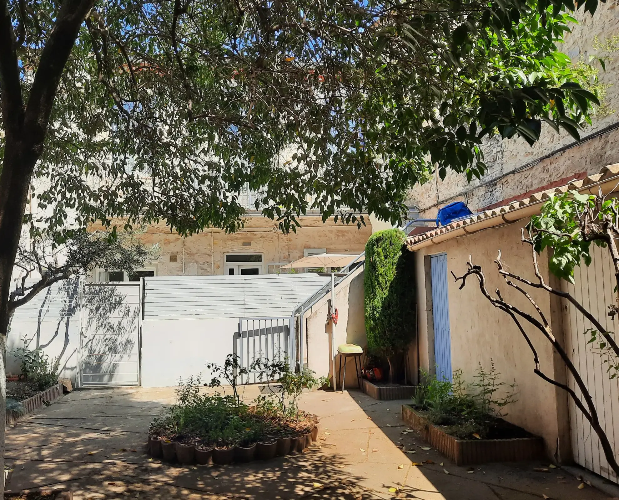 Appartement de type 2 avec terrasse à Nîmes, style loft, rénové et proche commodités 