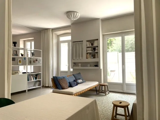 Appartement de type 2 avec terrasse à Nîmes, style loft, rénové et proche commodités 