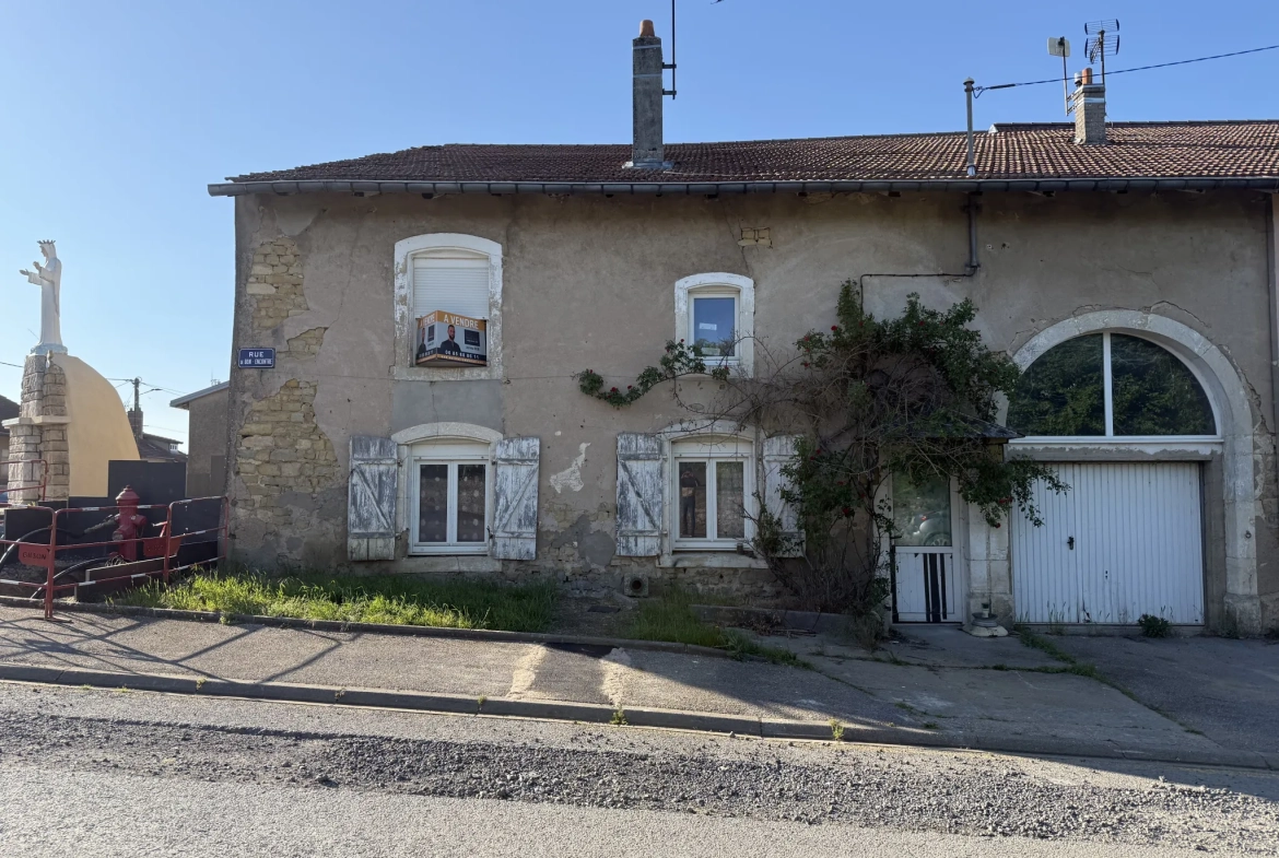 Maison mitoyenne à rénover à Thimonville, terrain de 230 m2, secteur calme 