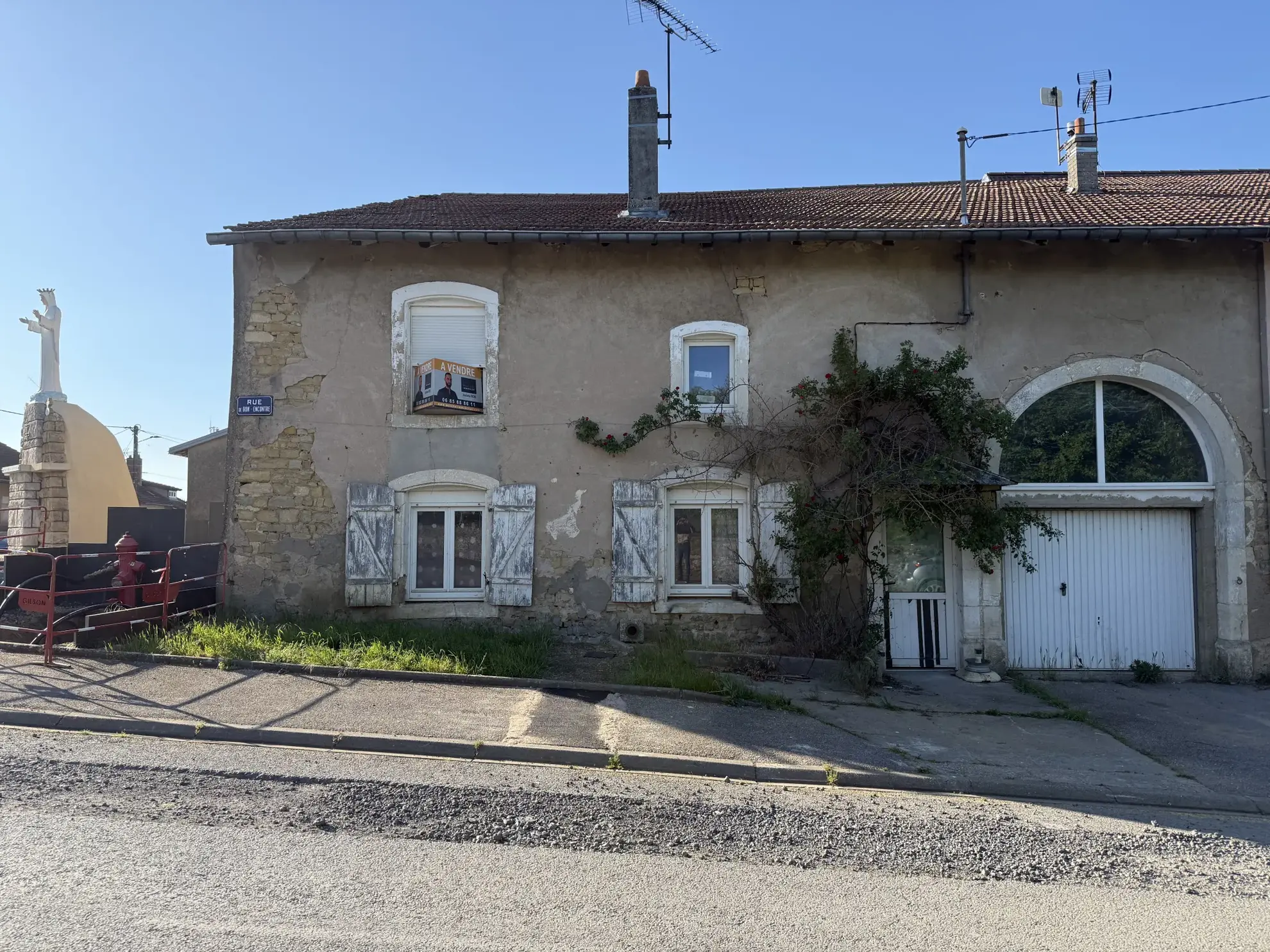 Maison mitoyenne à rénover à Thimonville, terrain de 230 m2, secteur calme 