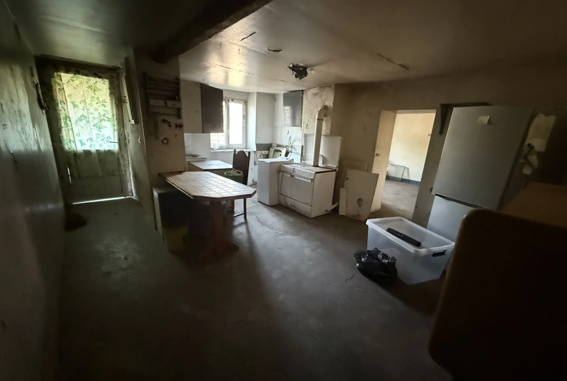 Maison mitoyenne à rénover à Thimonville, terrain de 230 m2, secteur calme 