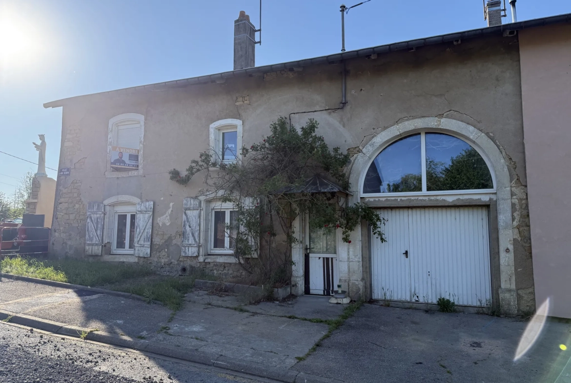 Maison mitoyenne à rénover à Thimonville, terrain de 230 m2, secteur calme 