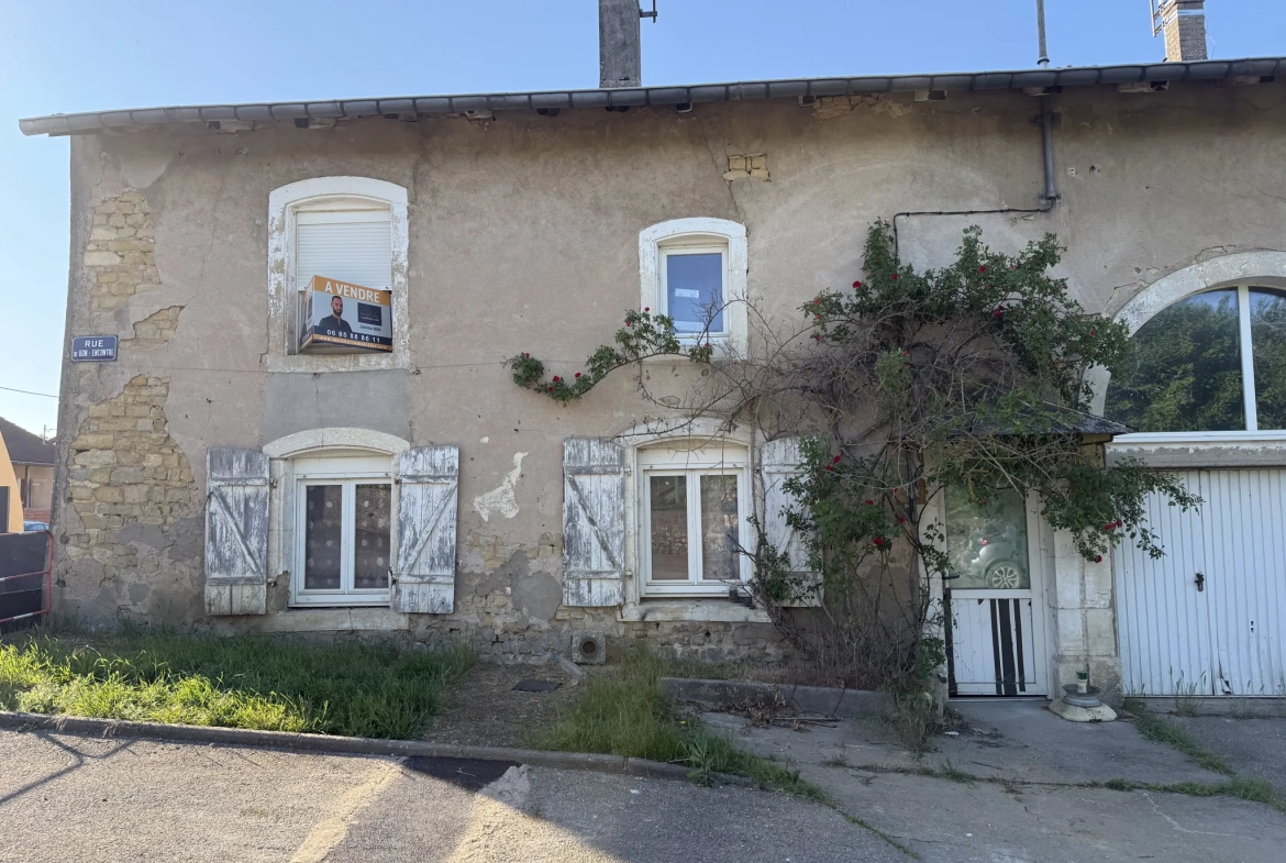 Maison mitoyenne à rénover à Thimonville, terrain de 230 m2, secteur calme 