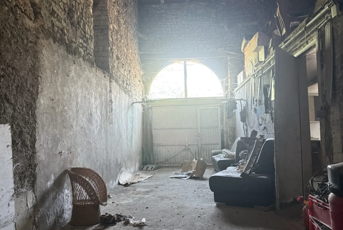 Maison mitoyenne à rénover à Thimonville, terrain de 230 m2, secteur calme 