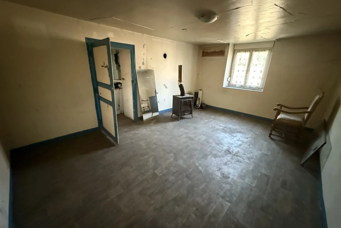 Maison mitoyenne à rénover à Thimonville, terrain de 230 m2, secteur calme 