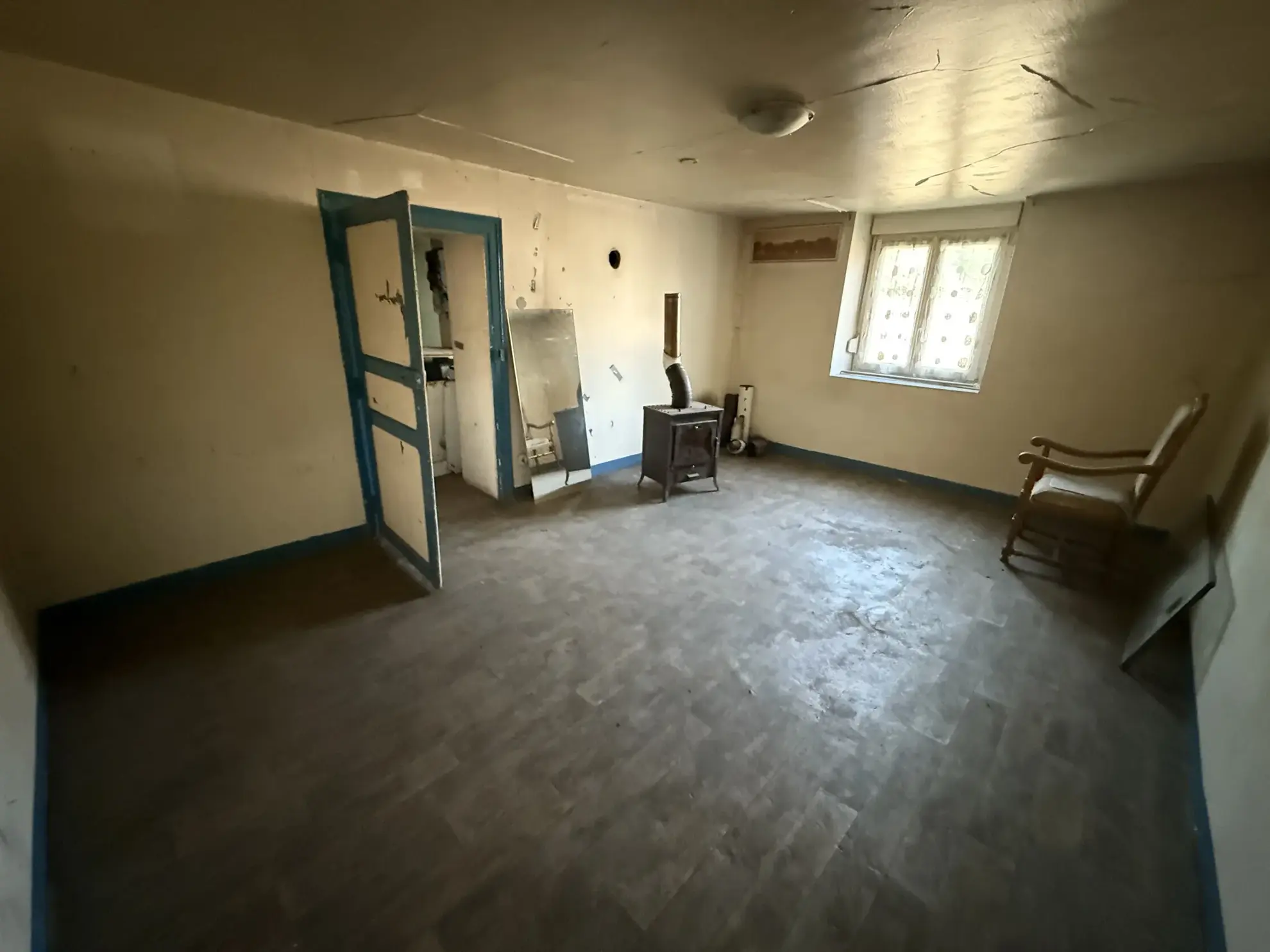 Maison mitoyenne à rénover à Thimonville, terrain de 230 m2, secteur calme 