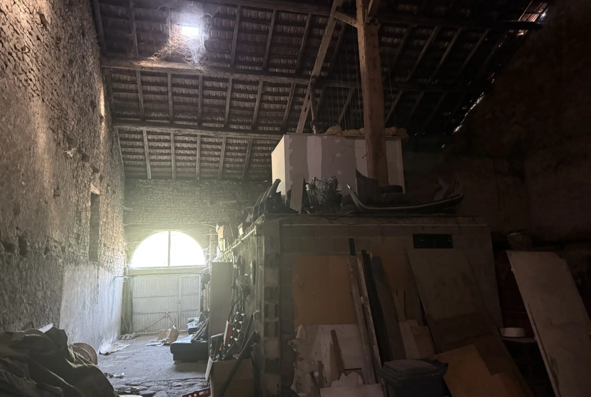 Maison mitoyenne à rénover à Thimonville, terrain de 230 m2, secteur calme 