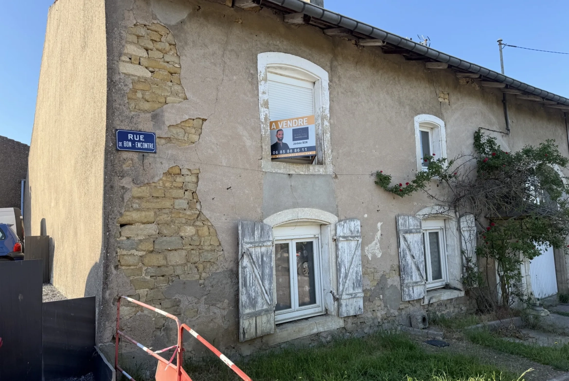 Maison mitoyenne à rénover à Thimonville, terrain de 230 m2, secteur calme 