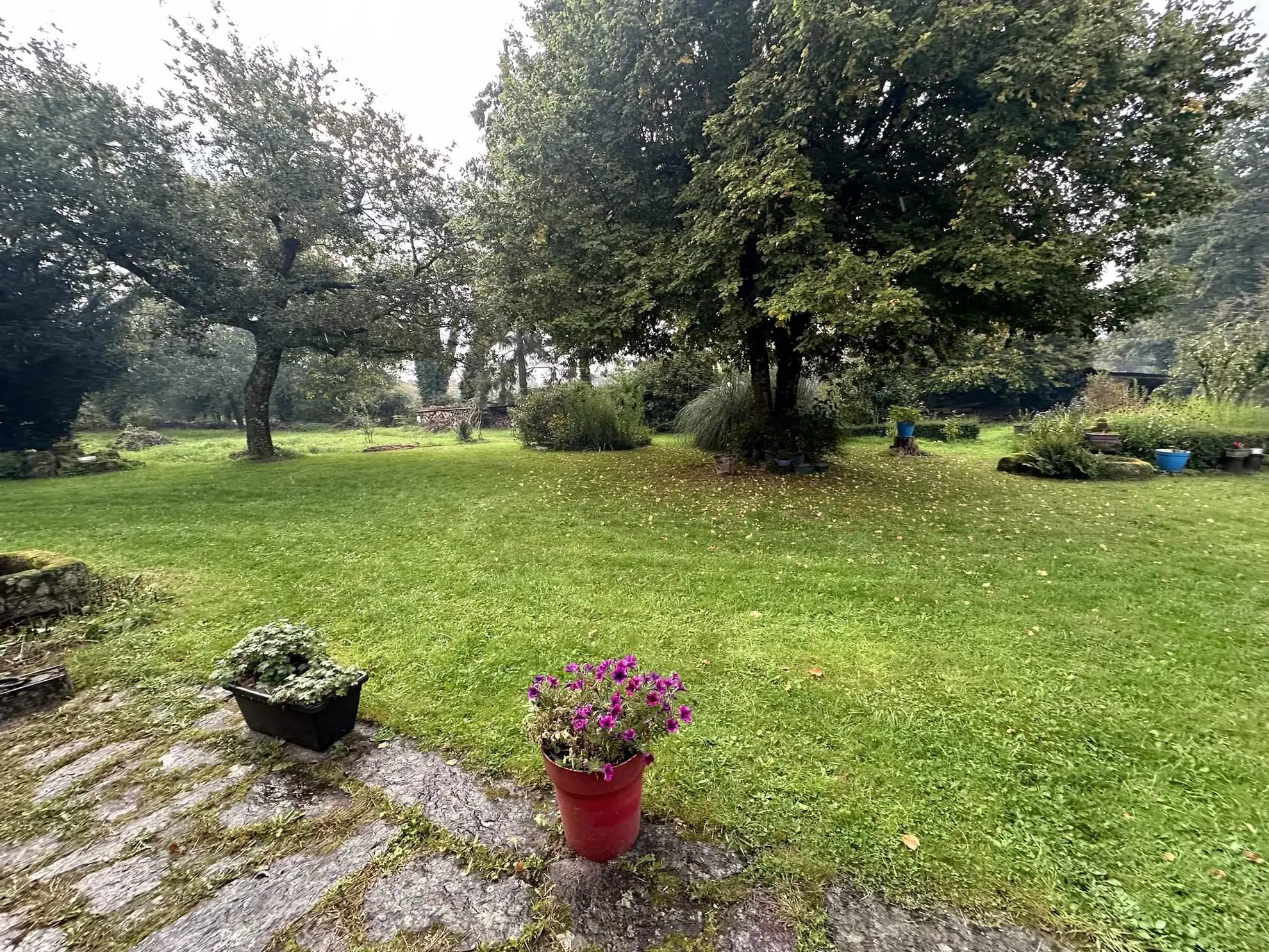 Ensemble immobilier de caractère à Quistinic avec potentiel et terrain spacieux 